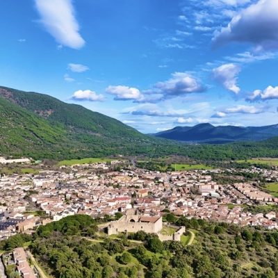 Explora pueblos y ciudades resolviendo misterios: una nueva forma de turismo cultural en España