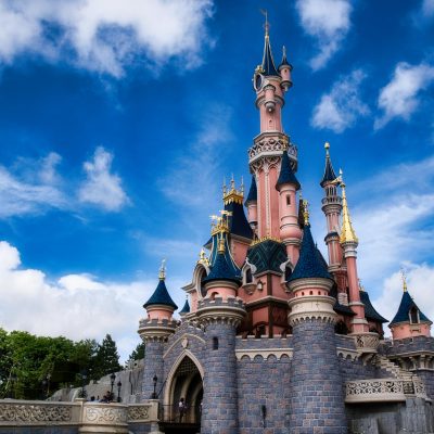 Parques temáticos vs. naturaleza: ¿qué viaje familiar es el tuyo?