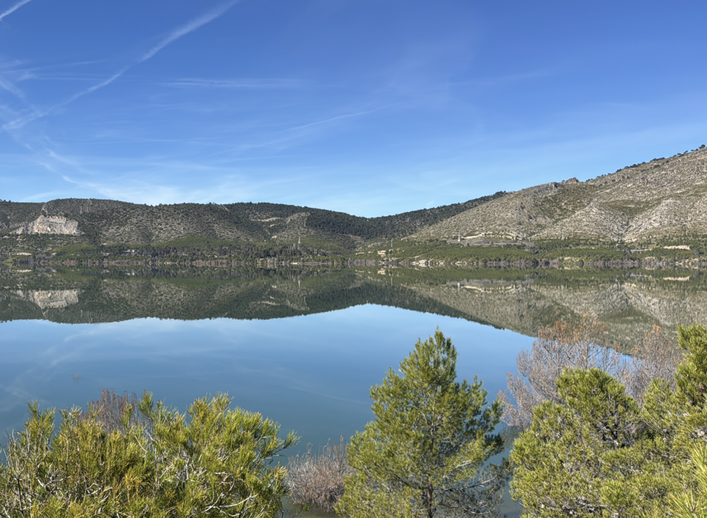 ruta de las caras de buendia pueblo magico de españa embalse buendia cuenca