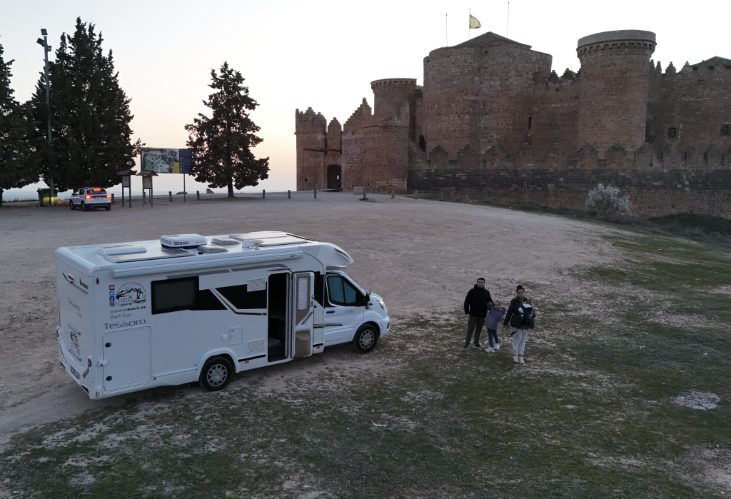 CASTILLO BELMONTE EN AUTOCARAVANA